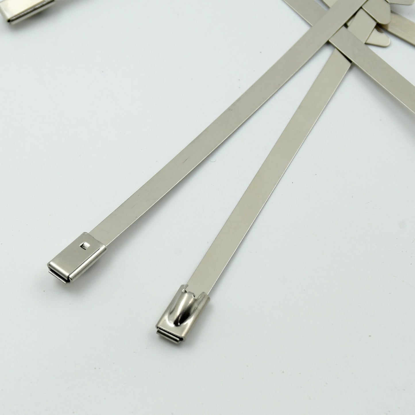 Comparison of stainless steel cable ties with plastic alternatives, emphasizing superior strength and longevity.