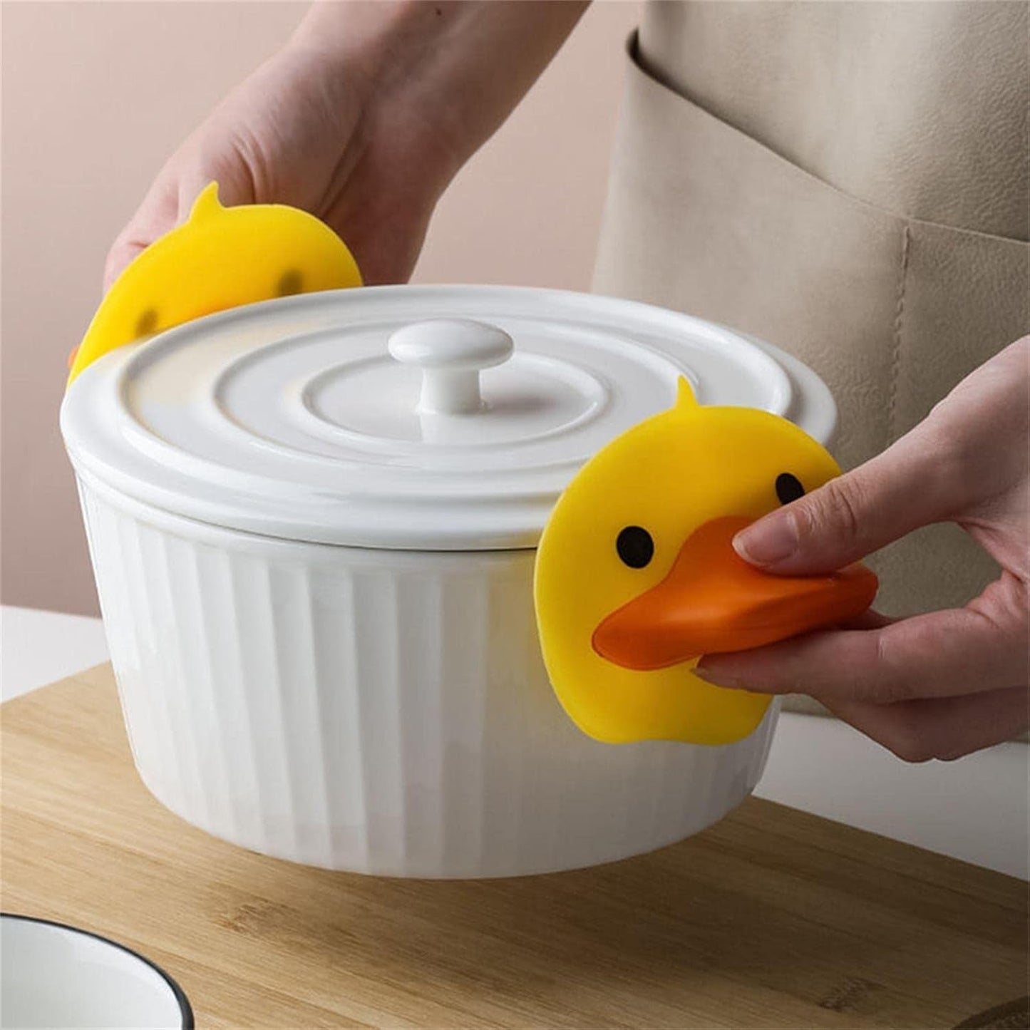 Heat-resistant duck design silicone hot pot holder protecting hands