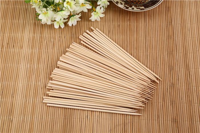 Long 20 cm bamboo BBQ skewers, versatile for various grilled foods.