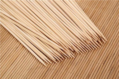 Arrangement of natural wood bamboo skewers, highlighting their uniform 25 cm length.